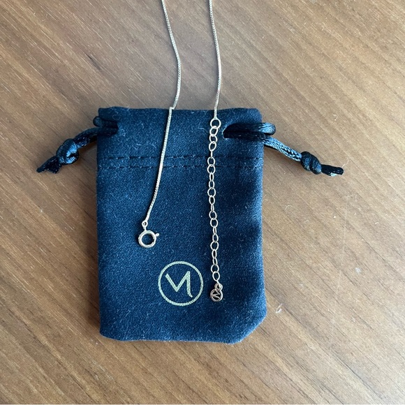 Mejuri Baby Box Chain Necklace in 14k Yellow Gold - Picture 5 of 9